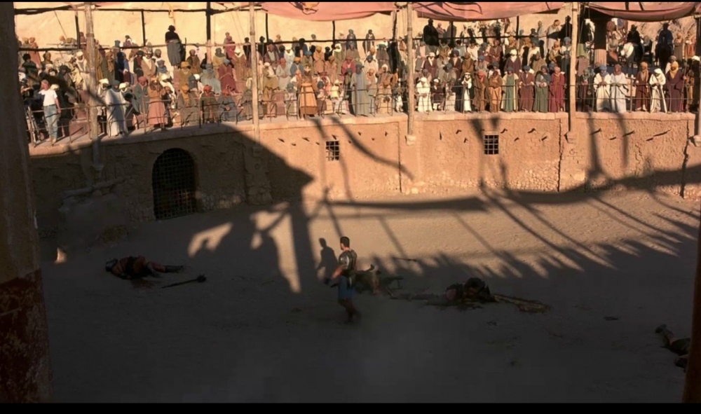 В фильме «Гладиатор» с Расселом Кроу найден очевидный киноляп с оператором на трибуне