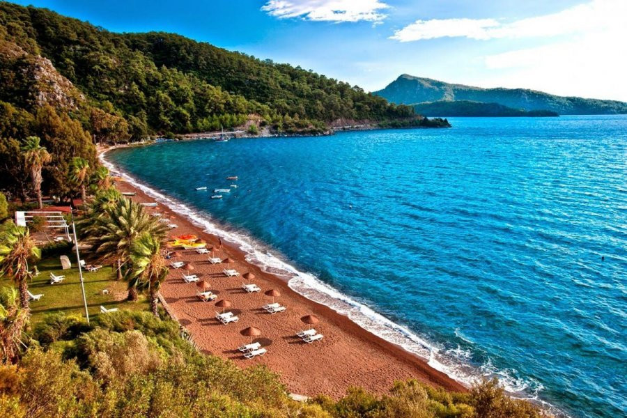 Туристы прячутся от невыносимой жары на пустеющих пляжах Антальи