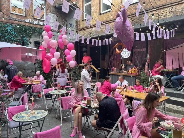 В центре Екатеринбурга собрались Барби. Фоторепортаж с тематической вечеринки