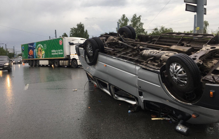 В Челябинске после столкновения КАМАЗа и микроавтобуса возбудили уголовное дело