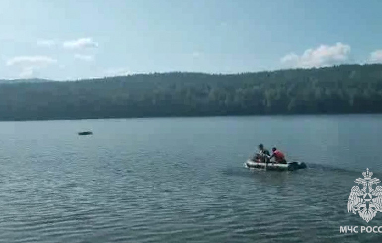 В Челябинской области спасли рыбака из перевернувшейся лодки