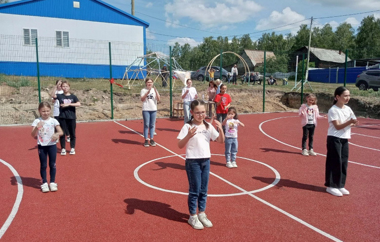 В селе Челябинской области открыли современную спортивную площадку