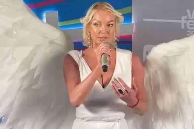 Волочкова в образе лебедя, подтянутый Киркоров и Русалка Кока: второй день фестиваля VK Fest