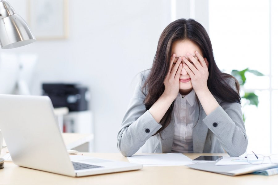 Врач Артемьева предупредила, что бессонница и сухость кожи являются признаками истощения организма