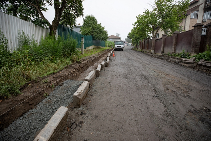 Заасфальтировать участок дороги на Змеинке во Владивостоке обещают к концу недели