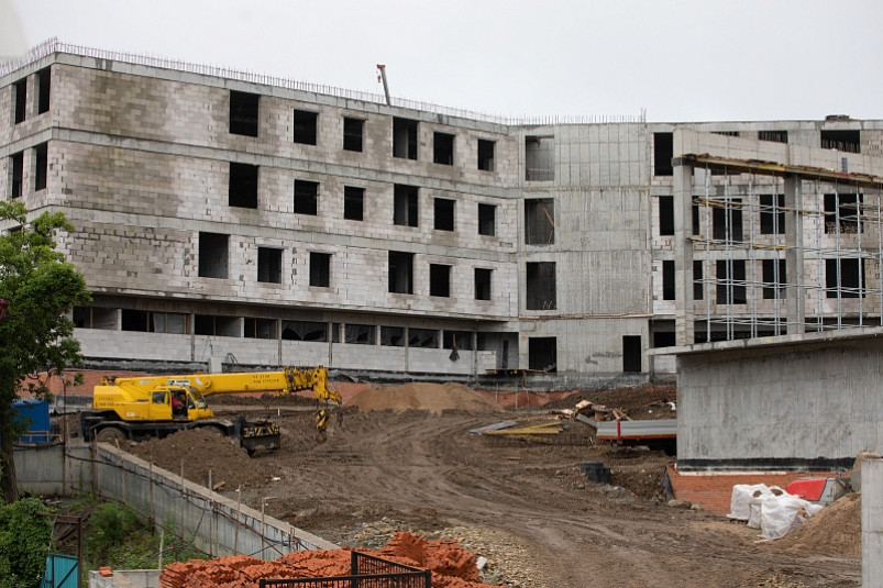 Задействованных в строительстве школы на Патрокле во Владивостоке рабочих станет больше