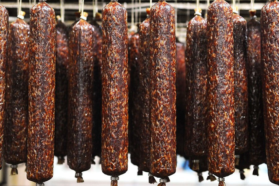 Диетолог РФ Силина: чтобы продлить молодость, нужно меньше есть майонез и колбасу