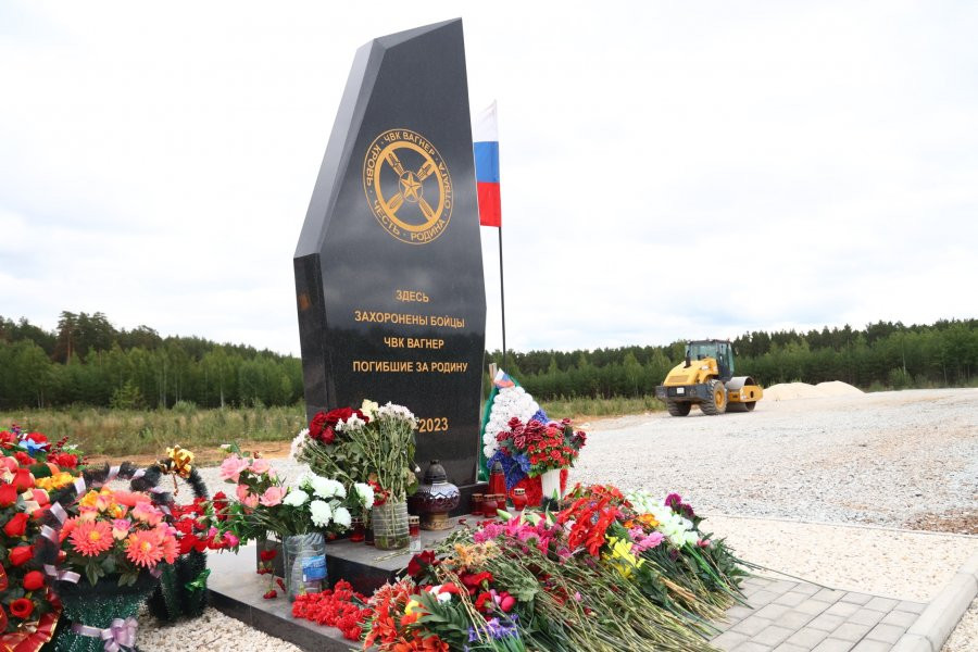 На кладбище ЧВК «Вагнер» привезли фуру памятников