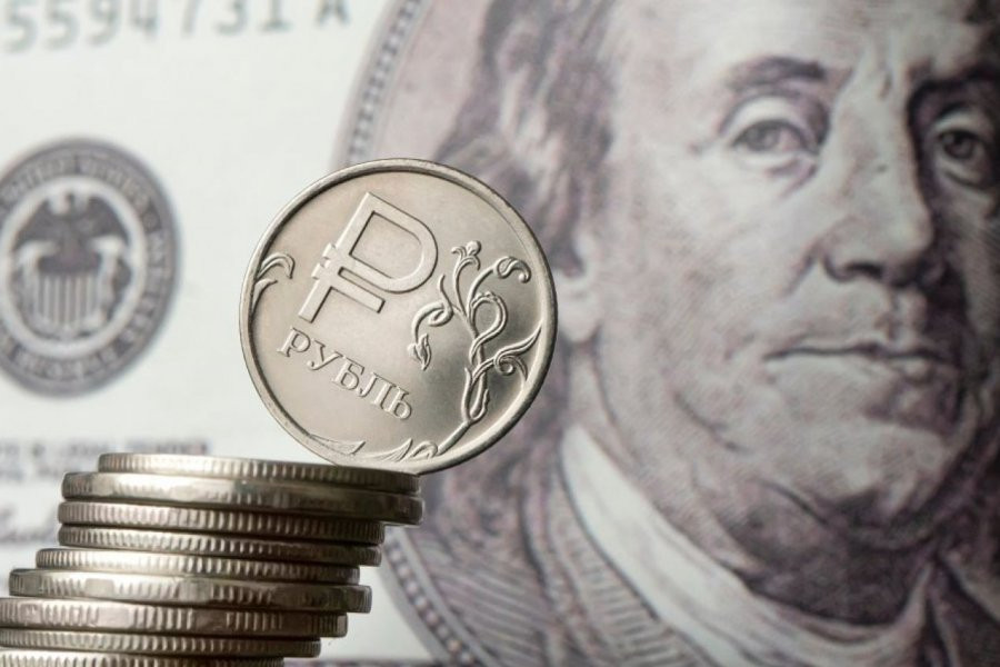 SuperJob: мужчины интересуются курсом рубля чаще женщин