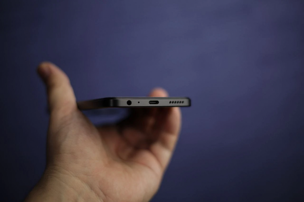 Появились фото смартфона под управлением российской ОС «Rosa Mobile»