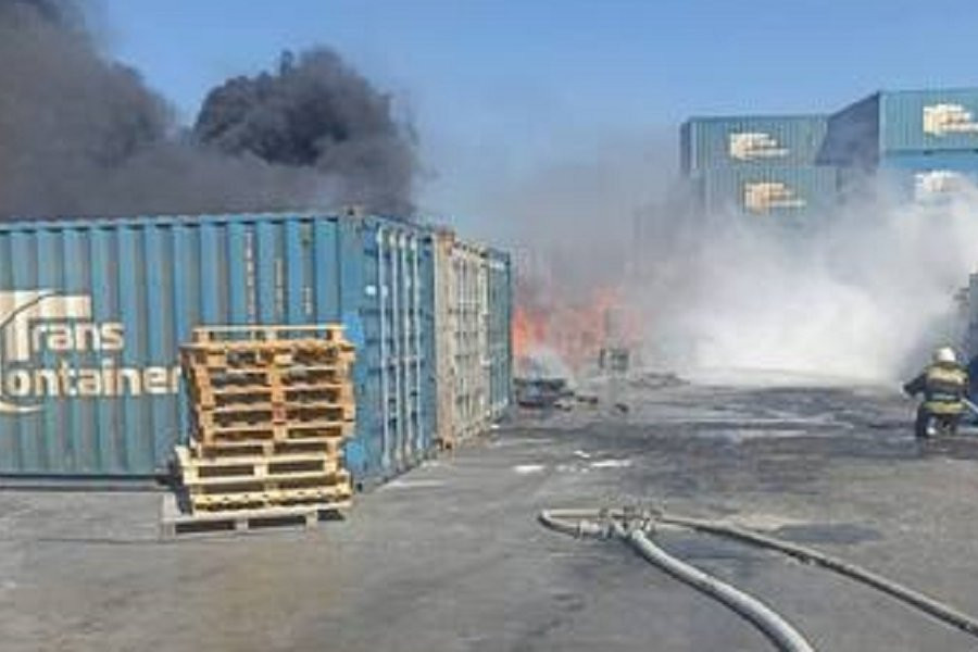 В Новороссийске горит грузовой терминал, площадь пожара достигла 1,3 тыс. кв.м