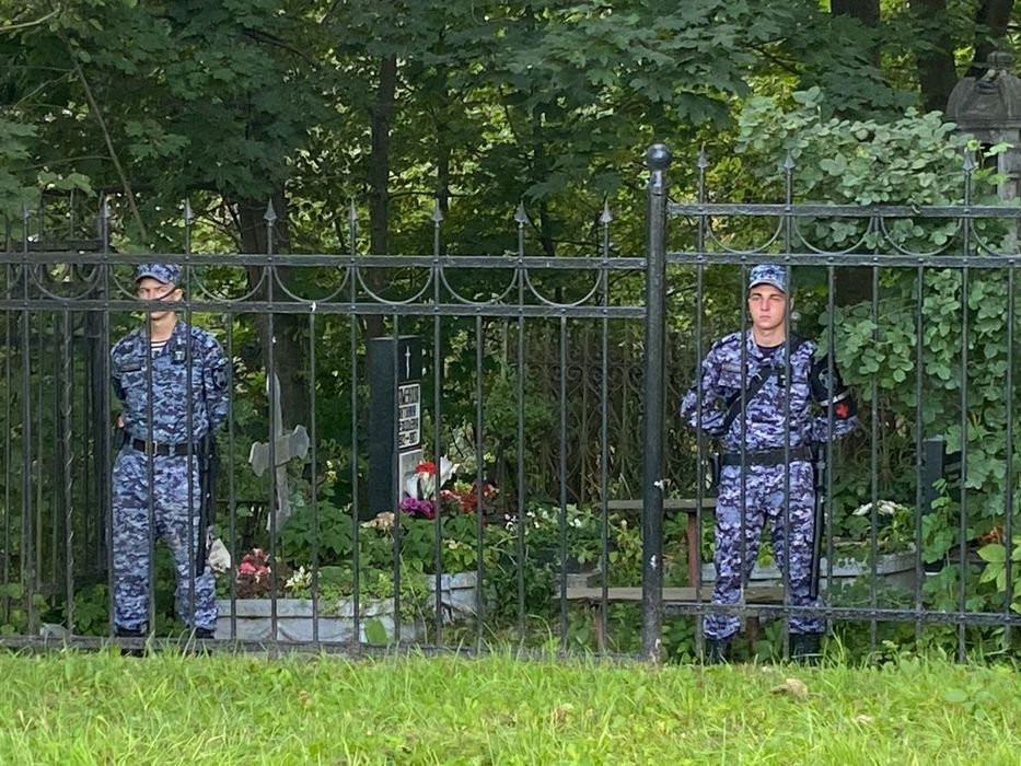 Вид могилы Евгения Пригожина поразил скромностью: фотоснимки с Пороховского кладбища
