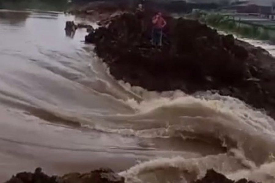 Вода прорвала дамбу, которую возвели в Уссурийске для сдерживания паводка