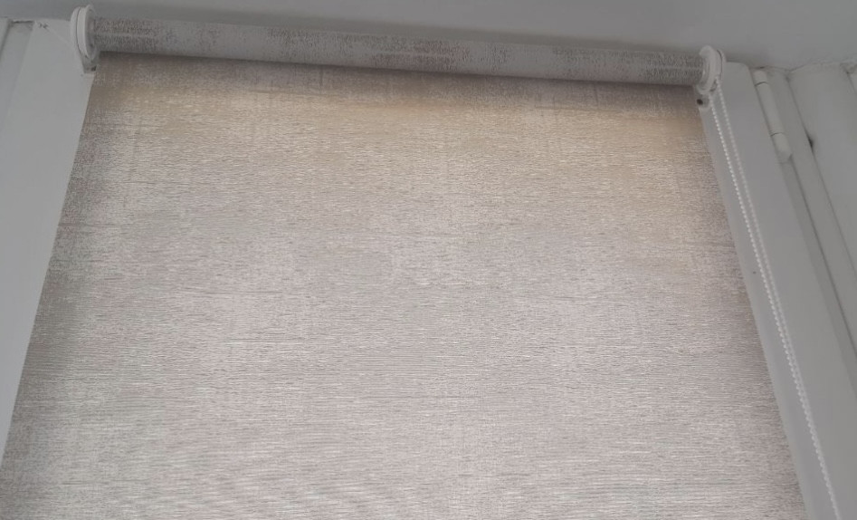 Как быстро почистить жалюзи, не снимая с окна: лайфхаки опытных хозяюшек