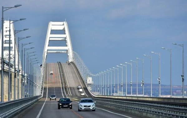 Левая часть Крымского моста открыта для движения автомобилей после восстановления