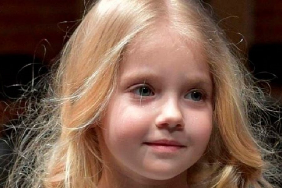 Маленькую дочь певицы РФ Аллы Пугачевой Лизу превратили во взрослую тетку