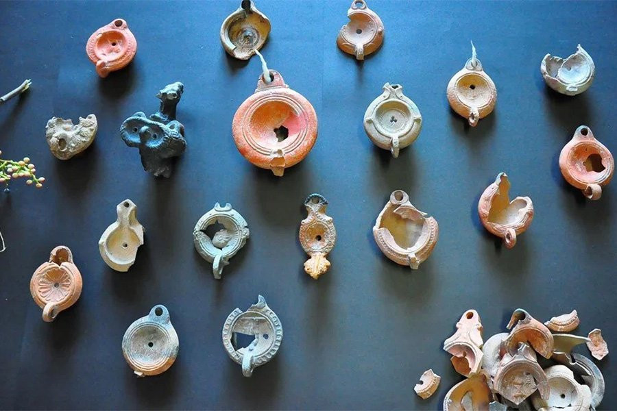 Сотни масляных ламп обнаружены в «городе коз» Айгае 