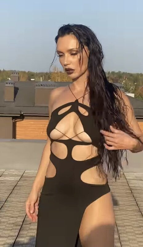 Без трусов и с голой грудью: Дезкие фото Ольги Серябкиной наделали шума в соцсети