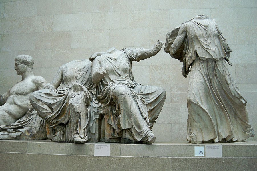 На скульптурах Парфенона обнаружены микроскопические следы краски, раскрывающие их истинные цвета