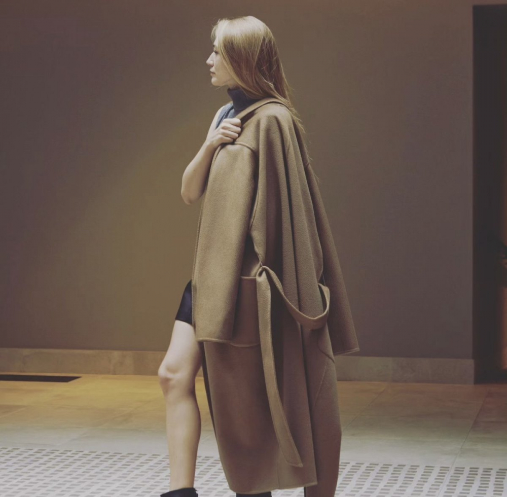 «Это отдельный вид искусства»: 36-летняя Оксана Акиньшина сразила снимком в кожаной мини-юбке