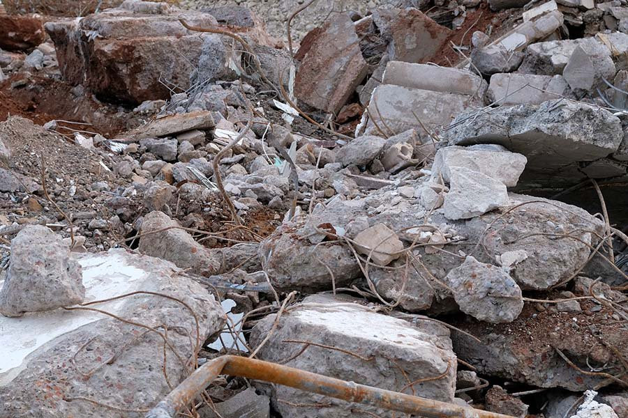СК назвал возможную причину обрушения части дома в Астрахани