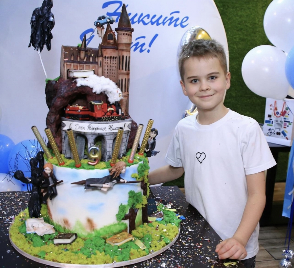 Огромный торт и много гостей: Сергей Лазарев похвастался, как отпраздновал 9-летие сына