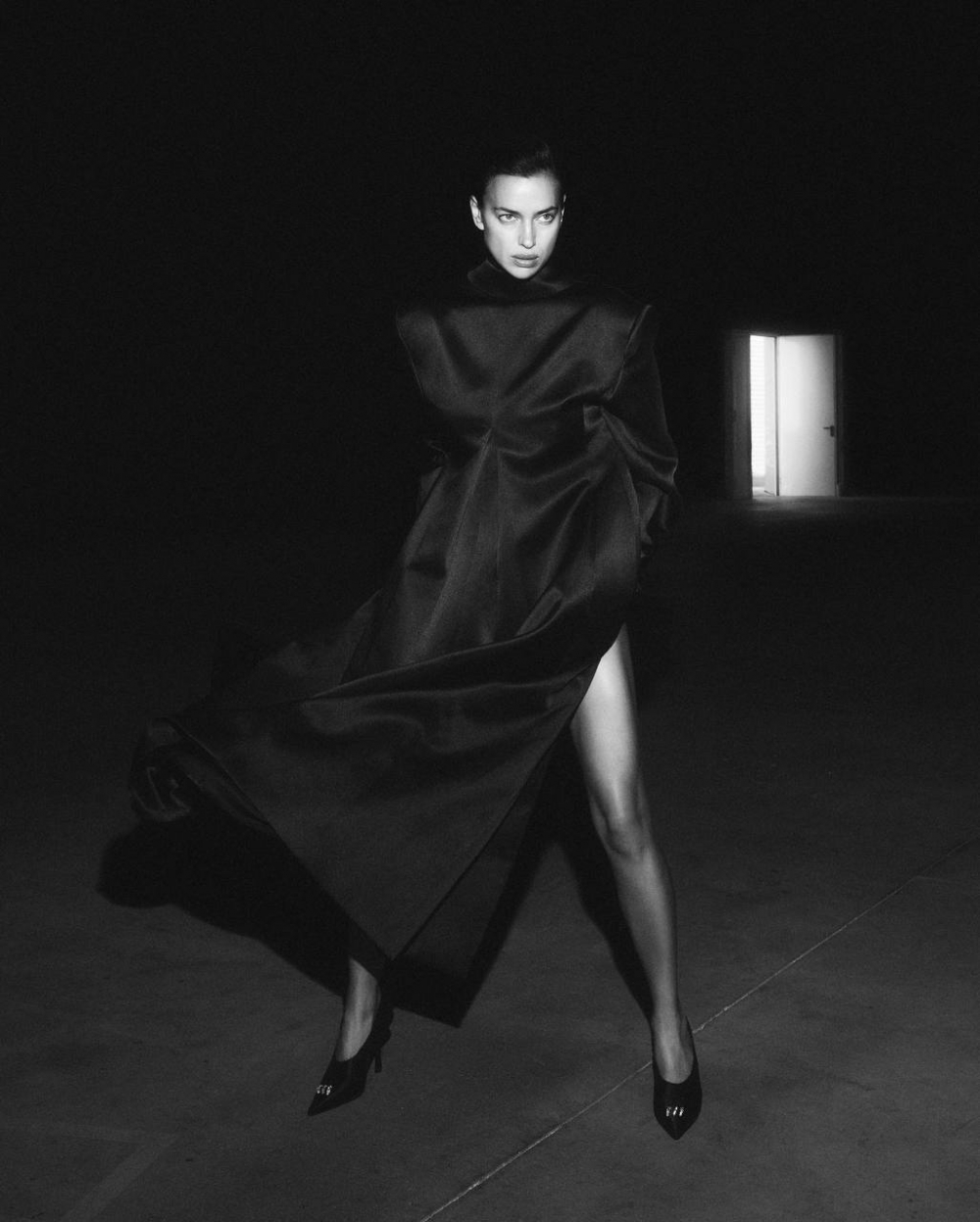 Российская модель Ирина Шейк примерила маскулинный образ и изменилась до неузнаваемости