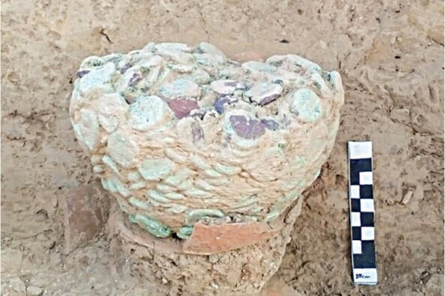 В Пакистане археологи раскопали горшок с медными монетами