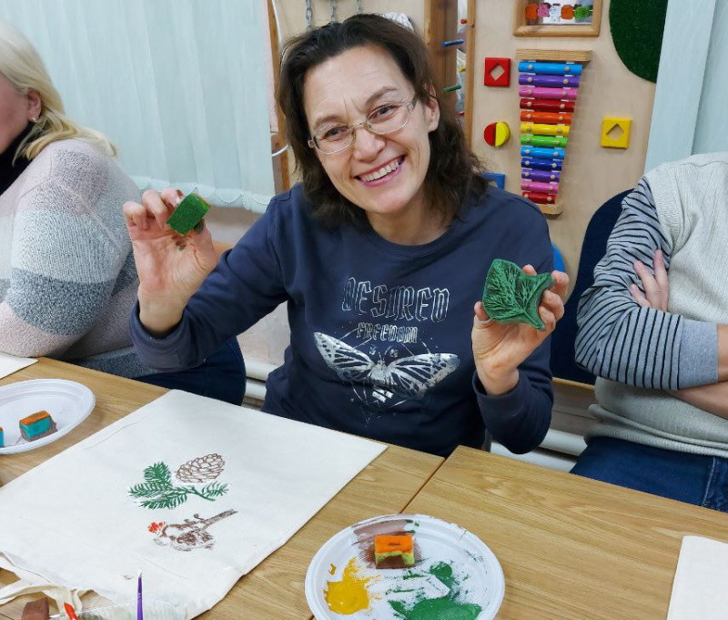 В Удмуртской республиканской библиотеке для слепых, прошли мастер-классы по «Набойки по ткани», организованные мастерской «Дома слепоглухих» в Пучково - Новая общественная газета