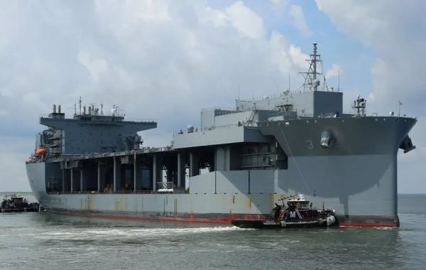 Хуситы атаковали плавучую базу ВМС США в Аденском заливе