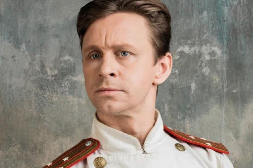 Актер РФ Мартынов нашел важным рассказать об отношении жены к его поцелуям в кино