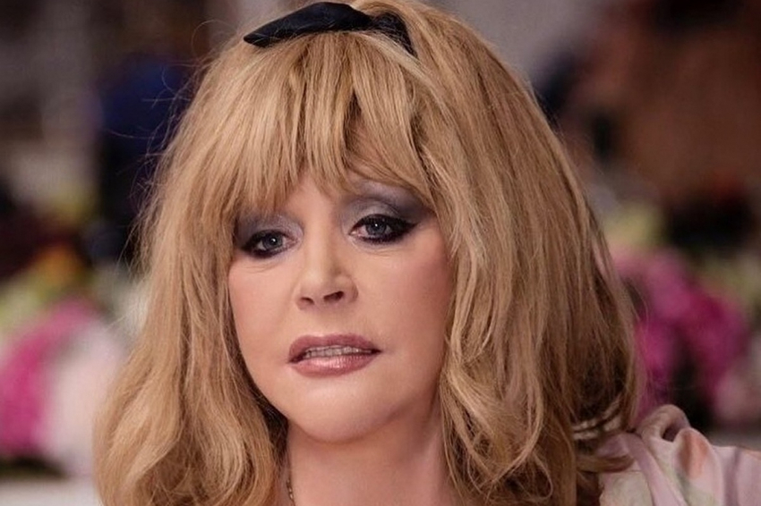 Додолев нашел нужным сообщить, что к утрате голоса у Пугачевой привело шампанское