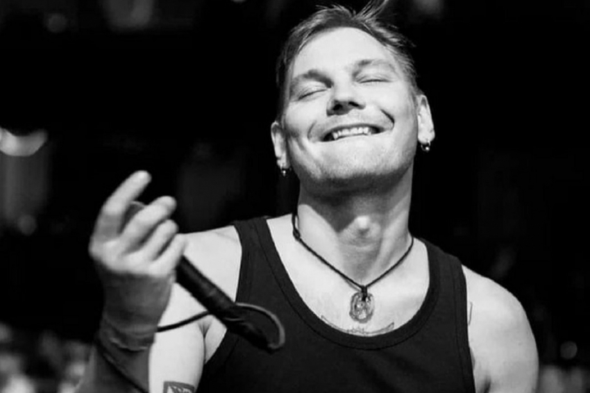 Солист группы «Щенки» нашелся на концерте в Петербурге в одном носке