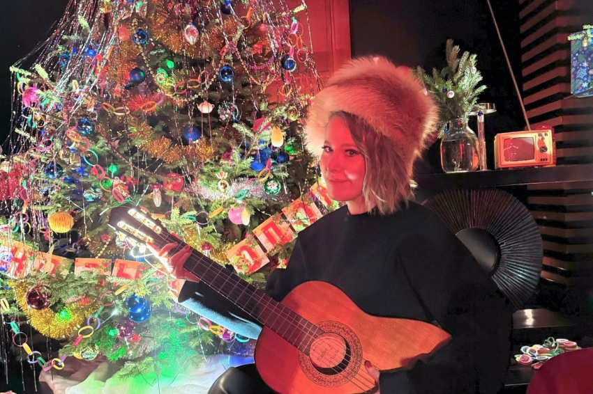 Ксения Собчак нашлась в одном купальнике в бассейне посреди леса