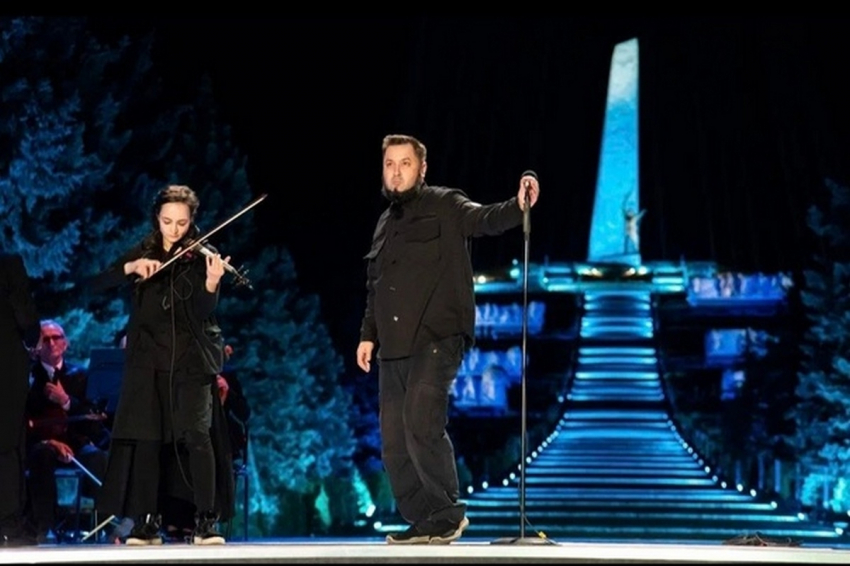 Рэпер Апачев нашел нужным исполнить «Пливе кача» на украинском языке на российском ТВ