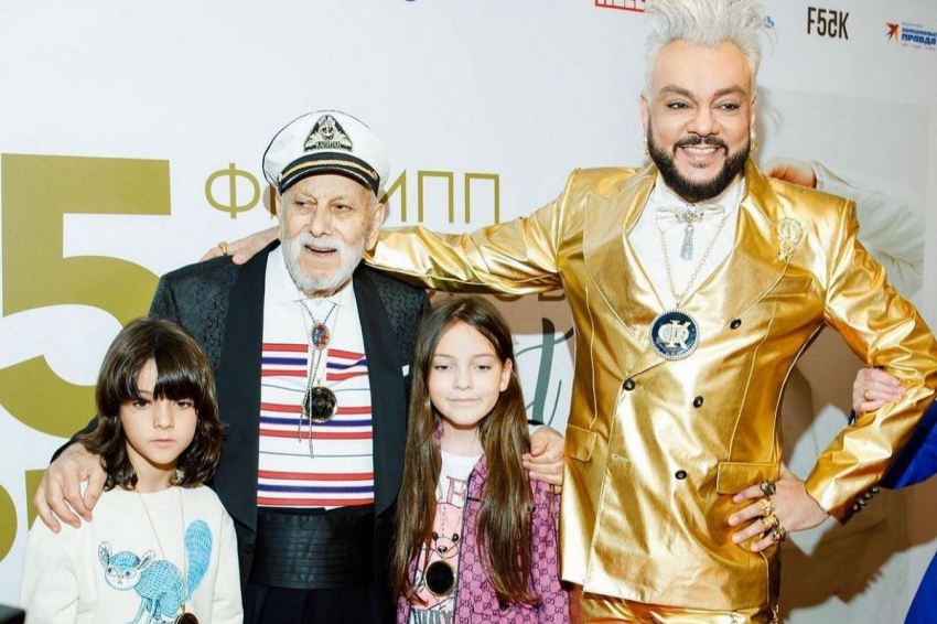 Киркоров нашел большой ошибкой, что разрешил Собчак потрогать свои ягодицы