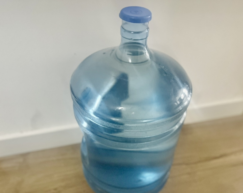 Grist: Бутилированная вода хранит в 100 раз больше пластика, чем ранее считалось