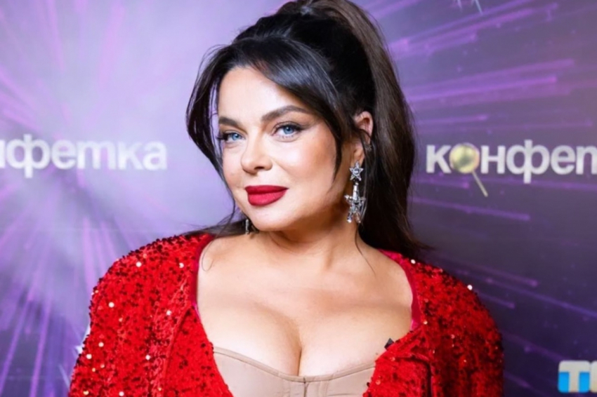 «Ура, ура, ура»: Наташа Королева решила по-украински поздравить коллегу с днем рождения — угощала всех салом и самогонкой