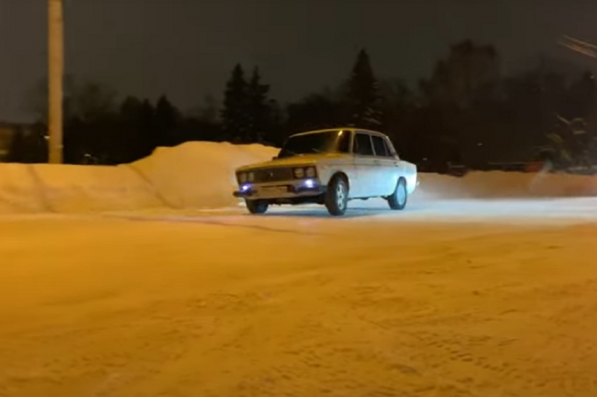 Автогонщики решили устроить заезд без правил по центру Екатеринбурга