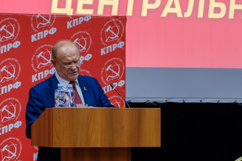 Зюганов решил выступить с политическим заявлением на панахиде Соломина