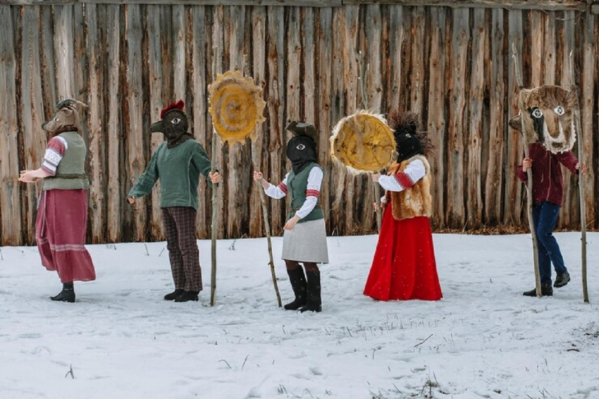 В Волгоградской области на мужчин, нарядившихся на колядки в женщин, донесли в прокуратуру