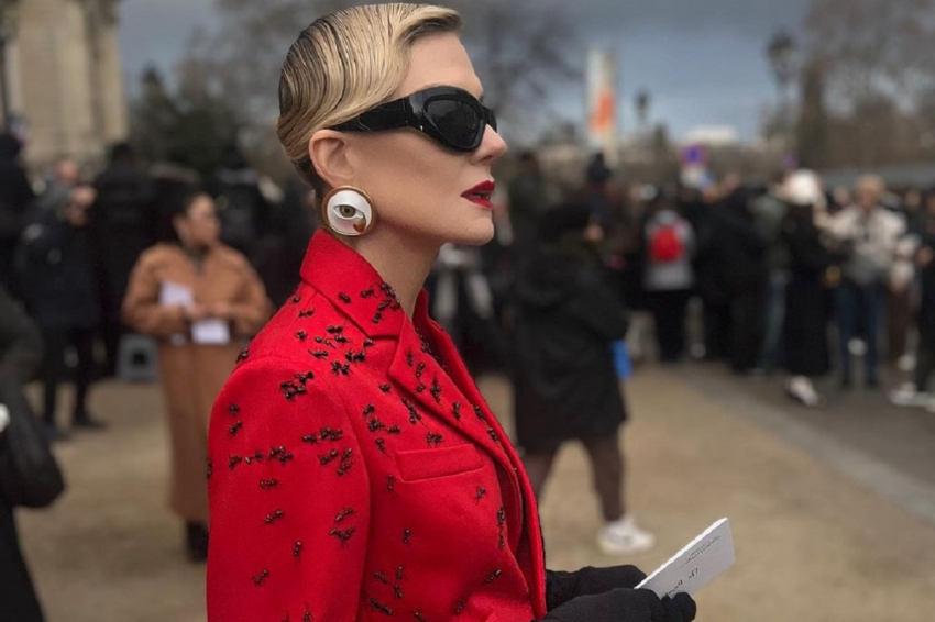 Актриса Рената Литвинова в мини-платье и красном жакете показала женственную фигуру