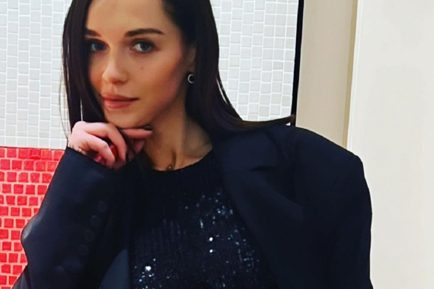 Софья Синицына не стала скрывать свое декольте в откровенном платье