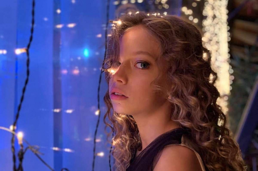 «Выглядит на 30»: Веру Брежневу захейтили за новые кадры дочки в откровенном наряде — 14 летняя Сара блеснула грудью