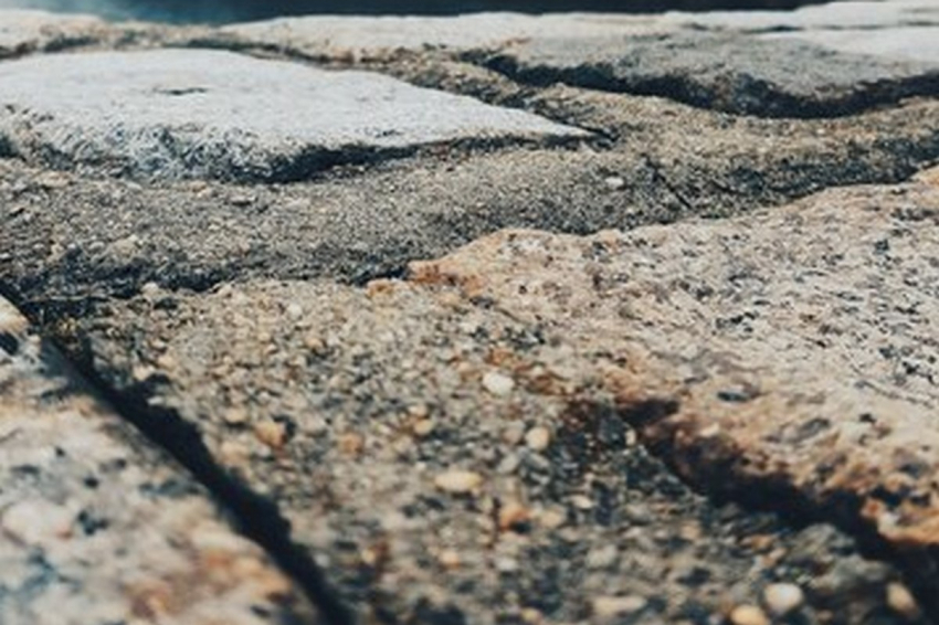 В центре Екатеринбурга развалилась дорога напротив областного полицейского главка