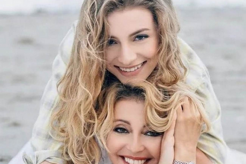 Короткие шорты и футболка группы Metallica: Дочери Агутина досталось по полной от поклонников - они возмущены нарядом девушки