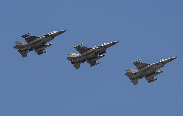 США и Великобритания нанесли 15 авиаударов по позициям хуситов в Йемене