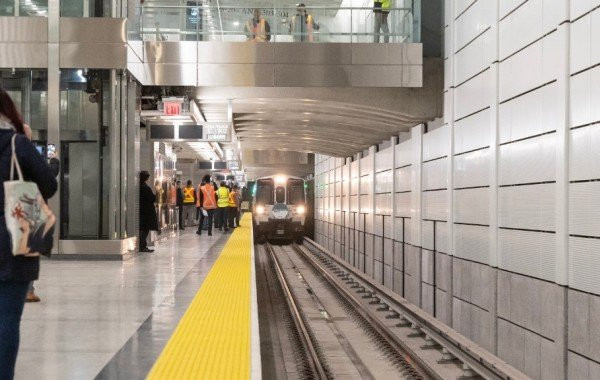 Один человек погиб и пятеро пострадали при стрельбе в метро Нью-Йорка