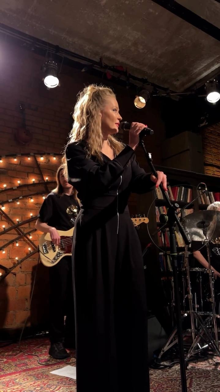 Юлия Пересильд появилась в черном комбинезоне с глубоким декольте