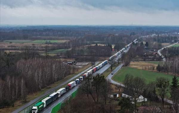 Украинцы везут сгоревшую сельхозтехнику на границу с Польшей